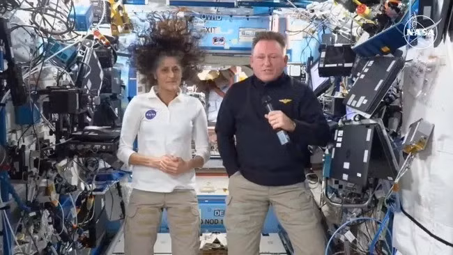 Sau khi trở về Trái đất từ sứ mệnh không gian, phi hành gia Butch Wilmore và Suni Williams trông gầy hơn, hốc hác hơn và có nhiều tóc bạc hơn. Những hình ảnh của họ cho thấy sức khỏe của phi hành gia bị ảnh hưởng lớn do tình trạng vi trọng lực và bức xạ không gian. Ảnh: NASA.