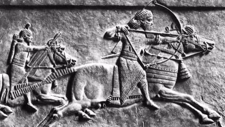 Nimrud là một thành phố lớn của đế chế Assyria cổ đại. Những hình ảnh trên tấm phù điêu mô tả một đội quân của Assyria băng qua sông dưới sự chỉ huy của nhà vua. Đây là một chiến dịch quân sự của đế chế Assyria. Ảnh: coolaboo.com.