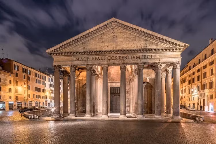 Pantheon là ngôi đền cổ nổi tiếng của đế chế La Mã, đã được cải tạo và xây dựng lại nhiều lần trong suốt chiều dài lịch sử. Một trong những lần trùng tu đền Pantheon đầu tiên diễn ra vào khoảng năm 113 - 125 dưới thời trị vì của hoàng đế Hadrian. Ảnh: Achim Thomae / Getty Images.