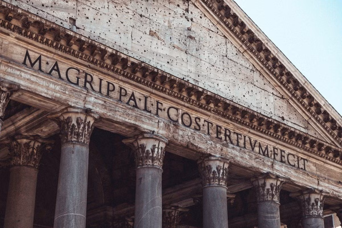 Giờ đây, việc hố sụt bất ngờ xuất hiện phía trước đền Pantheon đã vô tình làm lộ thiết kế ban đầu của quảng trường kể từ khi người La Mã đặt những viên đá đầu tiên tại đây. Ảnh: Moritz Kindler, Via Unsplash.