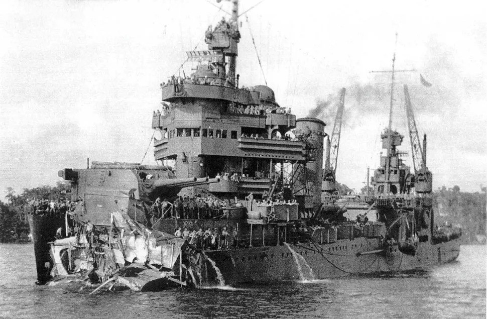 Tàu USS New Orleans trúng ngư lôi của Nhật Bản trong trận hải chiến Tassafaronga gần Guadalcanal vào đêm ngày 30/11/1942. Khi ấy, các tàu chiến của Mỹ cố gắng ngăn chặn các tàu khu trục Nhật Bản đang cung cấp hàng tiếp tế cho hòn đảo. Ảnh: US National Archives.