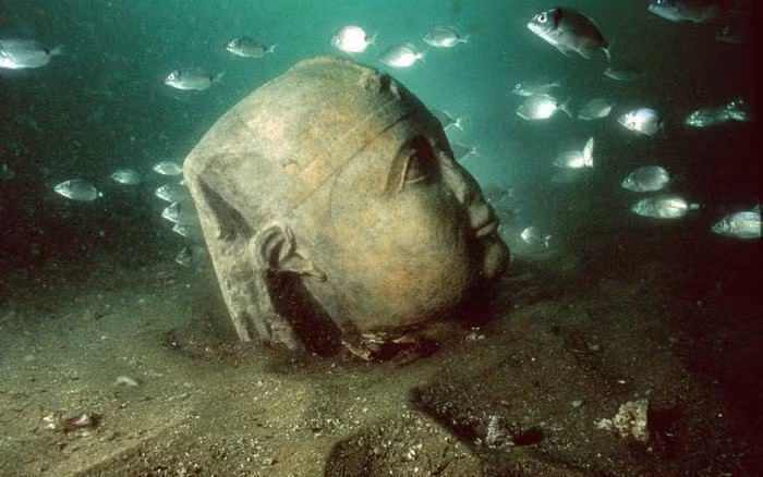 Các hiện vật bằng đồng, vật phẩm nghi lễ và mảnh vỡ của các cột đền cũng được đưa lên bờ trong cuộc khai quật dưới nước. Những điều này bổ sung thêm bằng chứng về các công trình đồ sộ, tráng lệ của thành phố cổ Canopus. Ảnh: alchetron.com.