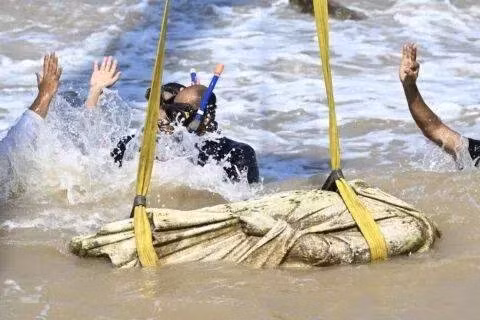 Những bức tượng mới được tìm thấy dường như đã được đặt có chủ ý trong đền thờ, có thể là một phần của một số nghi lễ. Những pho tượng này được bảo quản dưới đáy biển đã cho phép các nhà khảo cổ học nghiên cứu các chi tiết phong cách, hé lộ sự giao thoa giữa nghệ thuật Hy Lạp và Ai Cập đặc trưng của thời đại đó. Ảnh: Islam Kamhawy/Facebook.