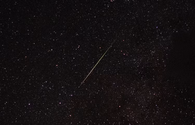 Nguyên do là vì trăng thượng huyền nửa sáng vào ngày 18/7 mọc lúc nửa đêm, trăng non vào ngày 24/7 và chỉ có một trăng lưỡi liềm yếu lặn sớm cho đến khoảng ngày 28/7. Sau đó, trăng lưỡi liềm dần to lên sẽ bắt đầu gây nhiễu cho sao băng. Ảnh: Morteza Nikoubazl/NurPhoto via Getty Images.