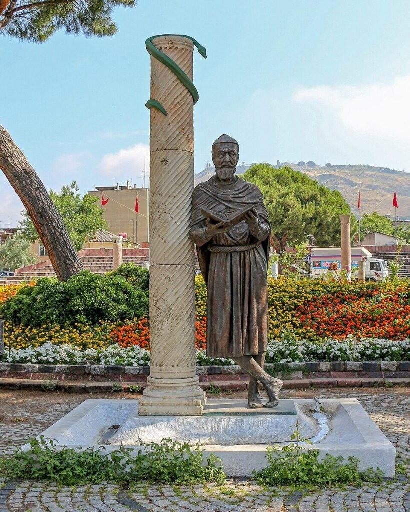 Trong nhiều tài liệu, văn bản y học La Mã cổ đại, việc sử dụng phân người hoặc động vật để bào chế thuốc được ghi chép khá nhiều. Trong số này, các bác sĩ và nhà tự nhiên học nổi tiếng của La Mã như Dioscorides, Pliny the Elder và Galen - người sống ở Pergamon, nơi tìm thấy phòng bào chế thuốc mỡ - đều đã viết về việc có thể sử dụng phân làm thuốc. Ảnh: Bernard Gagnon / CC BY-SA 3.0.