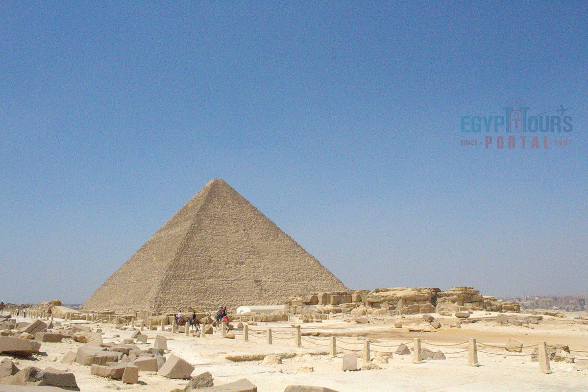 Kỹ sư Alberto lưu ý rằng, sự xói mòn xảy ra bằng nhiều cách. Trong đó, nước là "thủ phạm" chính khi từ nước chảy tràn nhỏ giọt lên bề mặt kim tự tháp Giza cho đến những dòng chất lỏng thấm vào các vết nứt nhỏ, đóng băng và giãn nở. Ngoài ra, các nguyên nhân khác như hoạt động của gió, sự biến động nhiệt độ, mưa axit, sự mài mòn bề mặt do con người tạo ra... Ảnh: egypttoursportal.com.