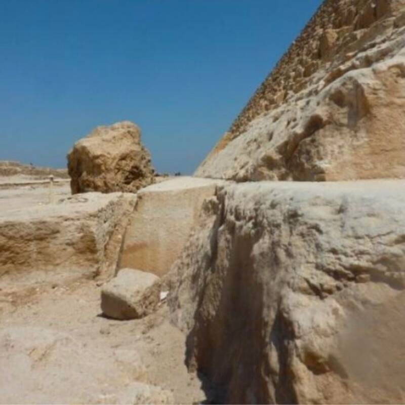 Trước đó, nhiều nghiên cứu khoa học về niên đại kim tự tháp Giza đã được tiến hành trong nhiều thế kỷ. Theo đó, nhiều chuyên gia đồng ý rằng công trình được xây dựng dưới thời trị vì của pharaoh Khufu - người cai trị Ai Cập từ khoảng năm 2589 trước Công nguyên đến năm 2566 trước Công nguyên. Kim tự tháp Khafre được xây dựng ngay sau đó và công trình tiếp theo là kim tự tháp Menkaure. Ảnh: Alberto Domini.