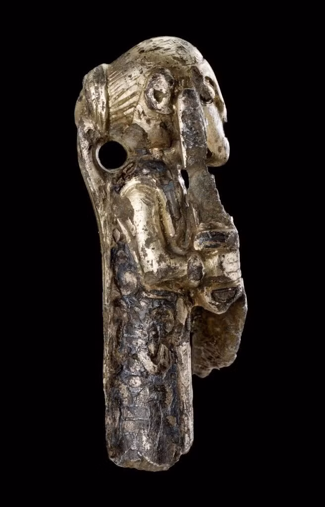 Kết quả kiểm tra niên đại cho thấy bức tượng trên có niên đại khoảng 1.200 tuổi. Hiện vật này mô tả một thiếu nữ đại diện cho Valkyrie trong thần thoại Bắc Âu. Valkyrie được mô tả hỗ trợ Odin - vị thần chiến tranh của Bắc Âu. Ảnh: John Lee – Nationalmuseet – CC BY-SA 03.