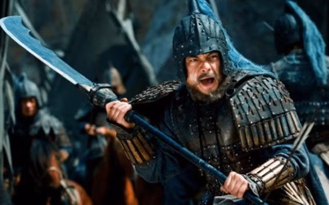 Khi đó, Tào Tháo đang dẫn quân đi xa nên không thể kịp thời ứng cứu. Trong bối cảnh đó, Trương Liêu dẫn 800 lính tinh nhuệ đối đầu 10 vạn quân của Tôn Quyền. Trước khi xảy ra cuộc đụng độ, Trương Liêu giết trâu, mở tiệc khao thưởng binh sĩ.