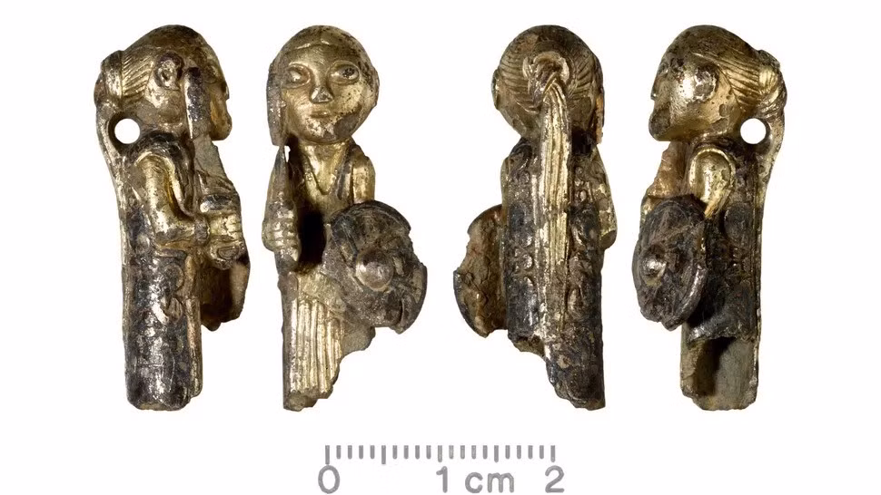 Những người dò kim loại đã phát hiện bức tượng Hårby Valkyrie tại ngôi làng Hårby của Đan Mạch vào năm 2012. Hiện báu vật đang được trưng bày tại Bảo tàng Quốc gia Đan Mạch. Ảnh: Museum Odense.