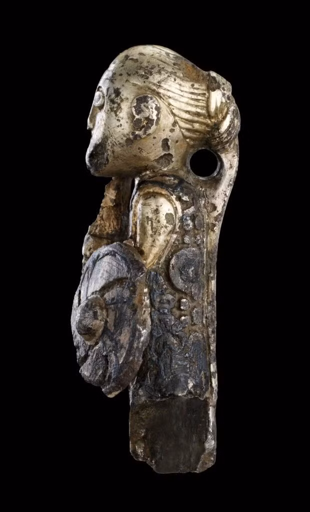 Bức tượng được tìm thấy tại một cánh đồng - nơi các chuyên gia tìm thấy nhiều hiện vật khác như: tiền xu Ả Rập, thỏi bạc và đồ trang sức. Từ đây, họ suy đoán khu vực này có thể từng là trang trại của một quý tộc thời Viking. Nơi này có một xưởng thủ công chế tác kim loại. Ảnh: John Lee – Nationalmuseet – CC BY-SA 06.