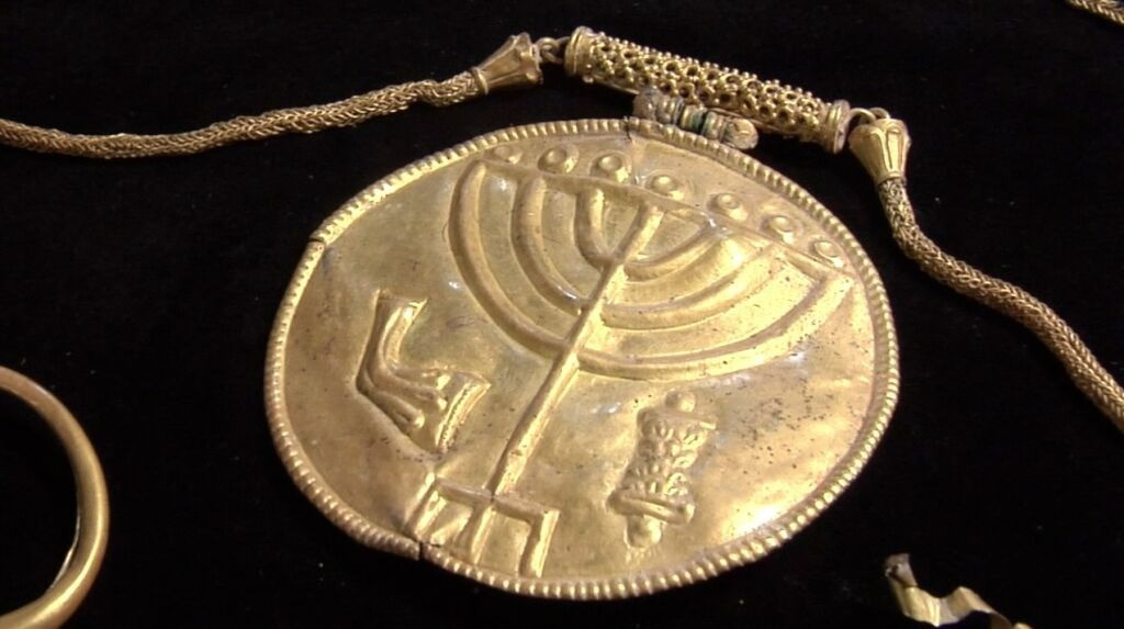 Theo IAA, mặt dây chuyền được tìm thấy trong một lớp đổ nát bên trong một công trình thời Byzantine muộn. Toàn bộ khu vực này sau đó đã bị chôn vùi dưới lớp đất đắp dày khoảng 8m, hình thành trong quá trình xây dựng các công trình Umayyad đồ sộ vào đầu thế kỷ 8. Ảnh: Dr. Eilat Mazar.