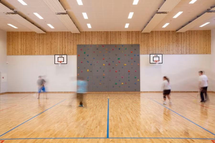 Bên trong các khu vực sinh hoạt tập trung đặt những chiếc bàn màu trắng, ghế bọc da màu cam đỏ thanh lịch và bắt mắt. Các hành lang trong tòa nhà có treo các bức tranh thiên nhiên, phong cảnh... Ảnh: Kriminalomsorgen - The Norwegian Correctional Service/Statsbygg.