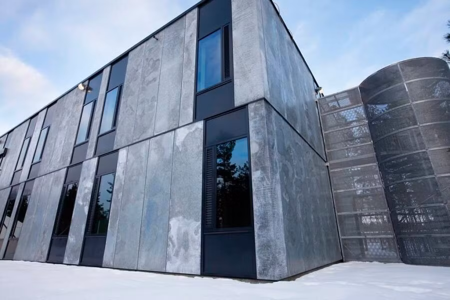 Theo đó, nhà tù Halden có thiết kế mô phỏng một ngôi làng để các tù nhân có thể coi mình là một phần của xã hội. Dù vậy, nhà tù vẫn là một trong những nhà tù có an ninh tối đa tại Na Uy. Ảnh: Kriminalomsorgen - The Norwegian Correctional Service/Statsbygg.