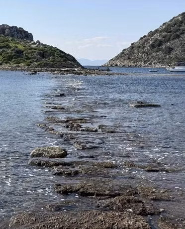 Một số nhà nghiên cứu cho rằng, con đường từng được sử dụng cho các đoàn người, binh lính hoặc thương nhân di chuyển qua lại giữa đất liền và thành phố Myndos cổ xưa. Ảnh: bodrumholiday.com.