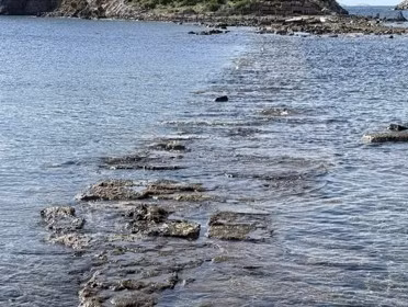 Các chuyên gia cho hay con đường có niên đại khoảng 3.500 năm tuổi, được xây dựng trong thời kỳ các nền văn minh cổ đại phát triển mạnh tại khu vực ven biển Aegean. Trong quá khứ, đây có thể là tuyến giao thông quan trọng nối đất liền với khu định cư hoặc hệ thống phòng thủ trên đảo. Ảnh: bodrumholiday.com.