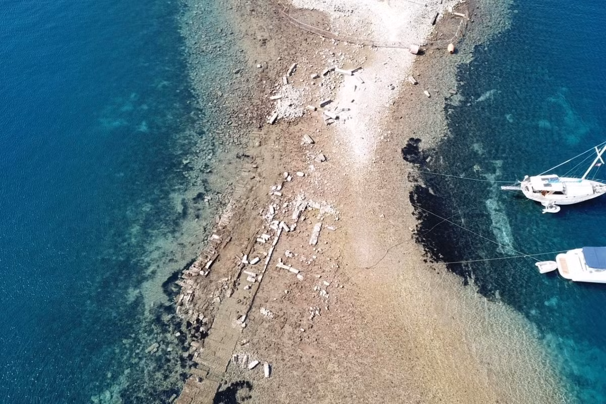 Con đường cổ xưa trên, vốn nằm dưới đáy biển Aegean, đã lộ diện rõ ràng sau khi mực nước biển giảm mạnh. Với chiều dài khoảng 150m, rộng khoảng 2,5m, con đường kết nối bờ đất liền ra đảo Tavsan - nơi vẫn còn những tàn tích của khu định cư cổ đại. Ảnh: IHA.