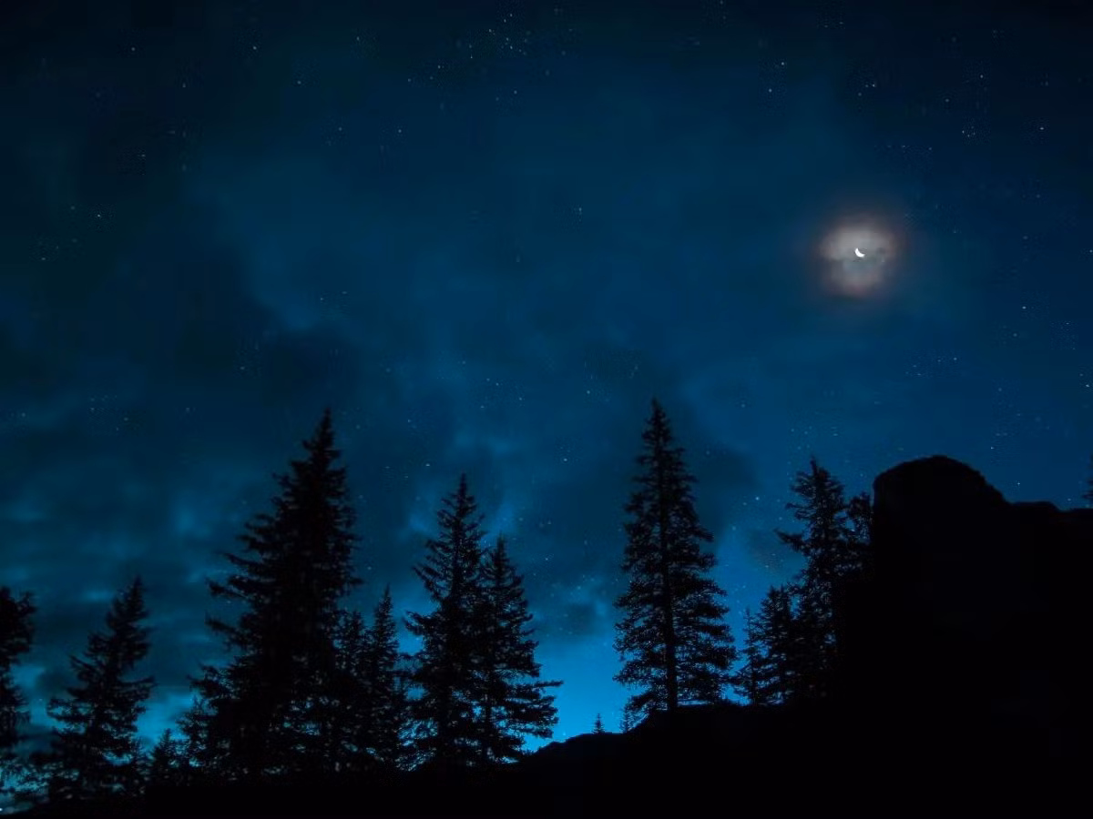 Mặc dù không thể nhìn thấy trăng đen bằng mắt thường nhưng thời điểm này lại mang đến cơ hội đặc biệt cho những người thích ngắm sao. Vào hôm ấy, người yêu thiên văn sẽ có một đêm không trăng hoàn hảo để ngắm những vì sao mùa Hè khi Dải Ngân hà đẹp nhất từ Bắc bán cầu. Ảnh: Pexels.