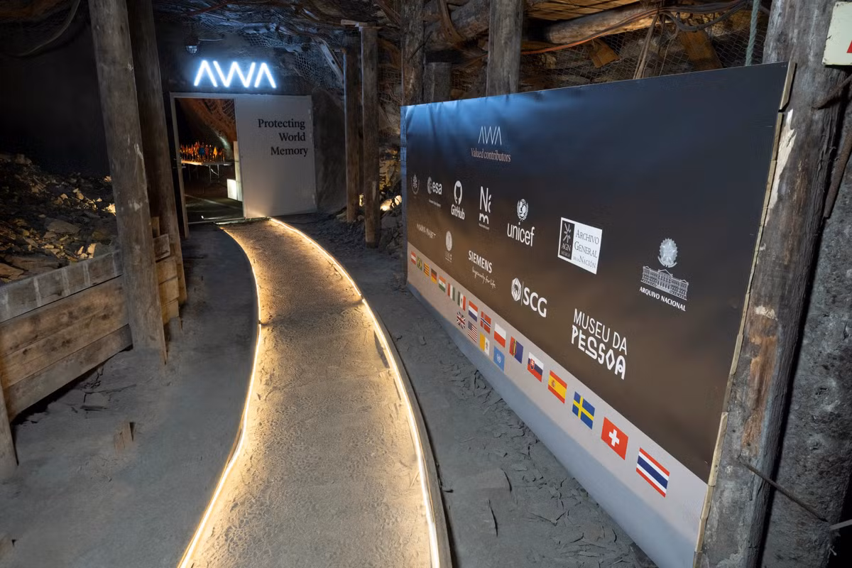 Nằm bên ngoài thị trấn Longyearbyen ở quần đảo Svalbard, Na Uy, Kho lưu trữ Thế giới Bắc Cực (AWA) lưu trữ, bảo quản những dữ liệu quý giá. "Hầm chống tận thế" này nằm sâu trong một mỏ than đã ngừng hoạt động khiến nhiều người tò mò về những hoạt động diễn ra bên trong. Ảnh: arcticworldarchive.org.