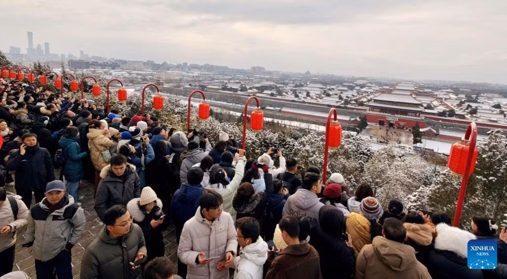 Theo dự báo, từ ngày 17 - 21/1, khối không khí lạnh dự kiến ảnh hưởng phần lớn lãnh thổ Trung Quốc theo hướng từ Bắc xuống Nam, gây sụt giảm nhiệt độ mạnh, kèm gió lớn, mưa, tuyết và băng giá. Ảnh: Li Menglan/Xinhua.