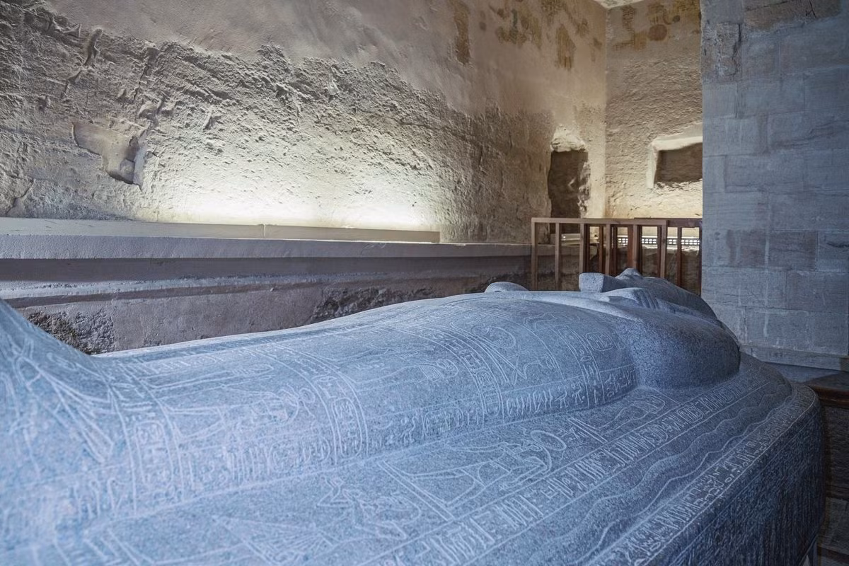 Hai hàng chữ tượng hình được bảo quản hoàn hảo chạy dọc phần thân quan tài, ghi lại những lời cầu nguyện gửi đến các vị thần Aswan địa phương và ghi lại những thông tin quan trọng về chủ nhân ngôi mộ cũng như gia đình. Ảnh: Francesco Riccardo Iacomino//Getty Images.