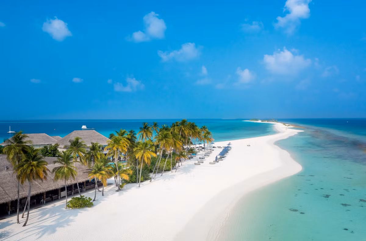 Do phần lớn diện tích nằm ngang mặt nước biển nên Maldives nằm trong danh sách những quốc gia bị ảnh hưởng khi mực nước biển dâng và biến đổi khí hậu. Ảnh: entiretravel.