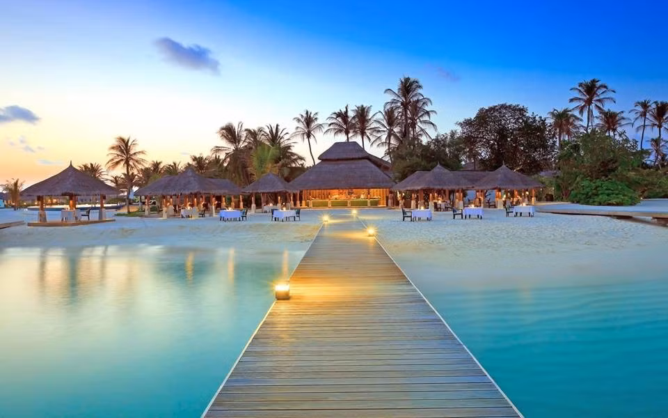 Biến đổi khí hậu và tình trạng nước biển dâng đang đe dọa đến sự tồn vong của Maldives. Các chuyên gia cảnh báo quốc đảo này có thể bị đại dương nhấn chìm trong vài thập kỷ tới nếu tình trạng nước biển dâng ngày càng nghiêm trọng. Ảnh: steemit.com.