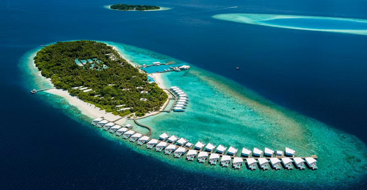 Khu dự trữ sinh quyển Baa Atoll của UNESCO nằm ở Maldives thu hút rất đông du khách ghé thăm. Đây là quần đảo san hô hình vòng bao quanh một đầm phá. Không chỉ có hệ thống rạn san hô phong phú, Baa Atoll còn là "nhà" của nhiều loài sinh vật biển như cá heo, rùa, cá đuối, cá mập... Ảnh: entiretravel.