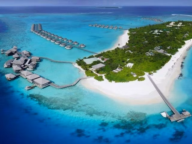 Quốc đảo Maldives được nhiều người biết đến là thiên đường nhiệt đới, địa điểm nghỉ dưỡng sang trọng. Nơi đây có nhiều cảnh quan thiên thiên nhiên tuyệt đẹp cùng nhiều khu nghỉ dưỡng, biệt thự trên mặt nước, resort bên bờ biển và các hoạt động vui chơi giải trí thú vị. Ảnh: steemit.com.