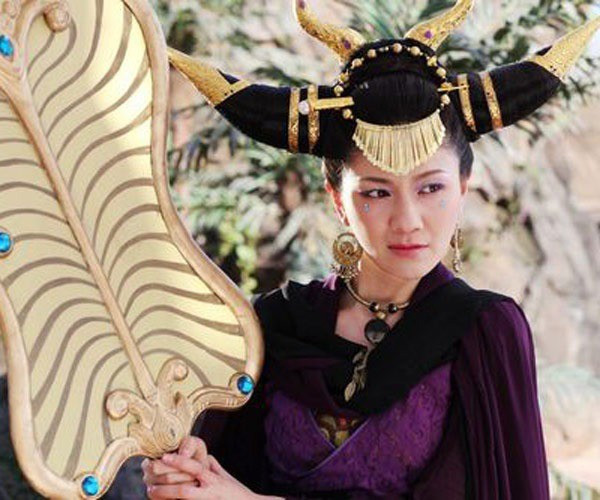 Dù bản lĩnh cao siêu nhưng Tôn Ngộ Không cũng phải chịu thua trước một pháp bảo cực lợi hại là quạt Ba Tiêu. Thiết Phiến công chúa - vợ của Ngưu Ma Vương - là người sở hữu Quạt Ba Tiêu. Đây là bảo vật có từ thuở khai thiên lập địa, chỉ cần quạt 1 cái có thể khiến lửa tắt, quạt 2 cái thì tạo ra gió, quạt ba 3 cái thì mưa xuống. Thậm chí, chiếc quạt này có thể khiến đối phương bay xa đến 84.000 dặm.