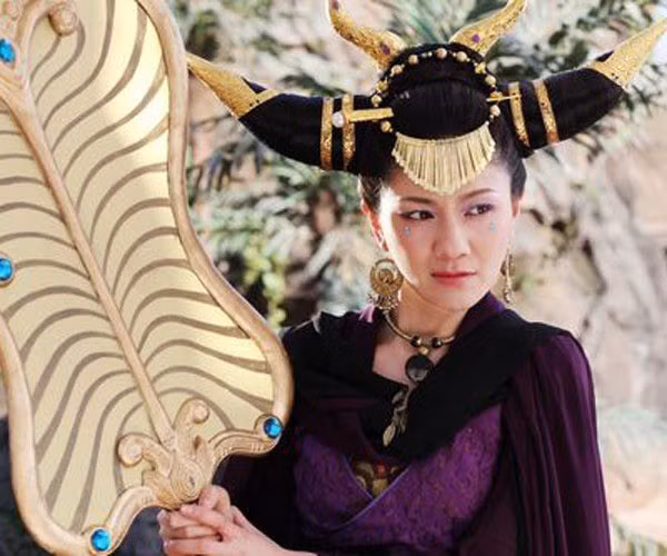 Dù bản lĩnh cao siêu nhưng Tôn Ngộ Không cũng phải chịu thua trước một pháp bảo cực lợi hại là quạt Ba Tiêu. Thiết Phiến công chúa - vợ của Ngưu Ma Vương - là người sở hữu Quạt Ba Tiêu. Đây là bảo vật có từ thuở khai thiên lập địa, chỉ cần quạt 1 cái có thể khiến lửa tắt, quạt 2 cái thì tạo ra gió, quạt ba 3 cái thì mưa xuống. Thậm chí, chiếc quạt này có thể khiến đối phương bay xa đến 84.000 dặm.