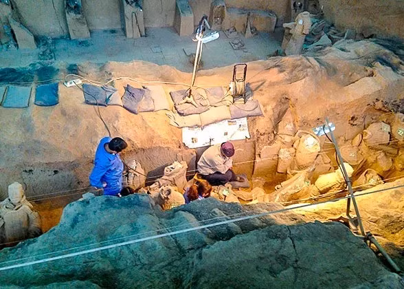 Hố mà người đàn ông họ Tôn nhảy xuống sâu 5,4m. Trong video được quay lại vụ việc lúc đó, người này đã nằm ôm đầu, rên rỉ sau khi nhảy xuống hố, xô đổ 2 pho tượng khoảng 2.000 tuổi. Ảnh: travelchinaguide.