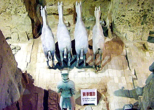 Sau đó, các chuyên gia đã tiến hành các cuộc khai quật và tìm thấy nhiều hiện vật quý giá. Trong số này, họ tìm thấy đội quân đất nung với khoảng 8.000 pho tượng với kích thước tương đương người thật. Ảnh: travelchinaguide.