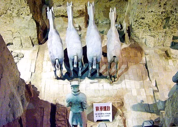 Sau đó, các chuyên gia đã tiến hành các cuộc khai quật và tìm thấy nhiều hiện vật quý giá. Trong số này, họ tìm thấy đội quân đất nung với khoảng 8.000 pho tượng với kích thước tương đương người thật. Ảnh: travelchinaguide.