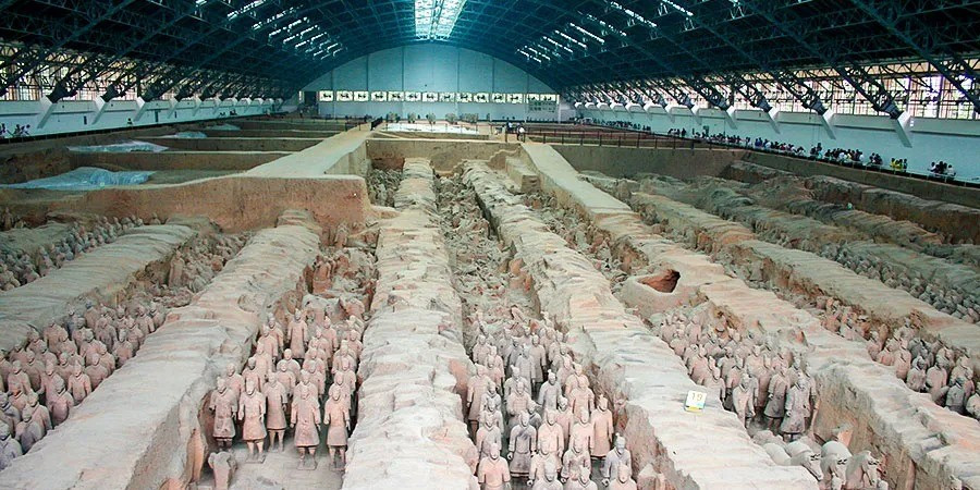 Lúc nhảy xuống, người đàn ông họ Tôn xô đổ 2 pho tượng binh mã đất nung có niên đại khoảng 2.000 tuổi ở dưới. Hậu quả là 2 pho tượng cổ bị hư hại. Ảnh: travelchinaguide.