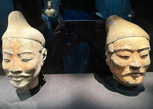 Ngày nay, bảo tàng Lăng Tần Thủy Hoàng nằm ở Tây An là điểm du lịch nổi tiếng thế giới, thu hút lượng lớn du khách trong nước và quốc tế ghé thăm mỗi năm. Khu trưng bày các hiện vật tìm thấy trong lăng mộ của vua Tần đã được công nhận là di sản thế giới UNESCO vào năm 1987. Ảnh: Ảnh: travelchinaguide.