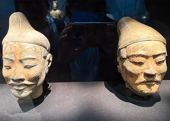 Ngày nay, bảo tàng Lăng Tần Thủy Hoàng nằm ở Tây An là điểm du lịch nổi tiếng thế giới, thu hút lượng lớn du khách trong nước và quốc tế ghé thăm mỗi năm. Khu trưng bày các hiện vật tìm thấy trong lăng mộ của vua Tần đã được công nhận là di sản thế giới UNESCO vào năm 1987. Ảnh: Ảnh: travelchinaguide.