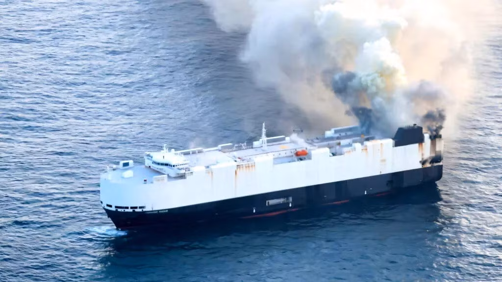 Trong chuyến hành trình tới cảng Lázaro Cárdenas ở Mexico và dự kiến đến nơi vào ngày 15/6, tàu Morning Midas chở hơn 3.000 ô tô bốc cháy trên Thái Bình Dương. Trong số này có 70 xe điện và 681 xe hybrid. Ảnh: U.S. Coast Guard courtesy of Air Station Kodiak.