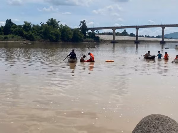 Huy động nhân lực, phương tiện tìm kiếm nạn nhân.