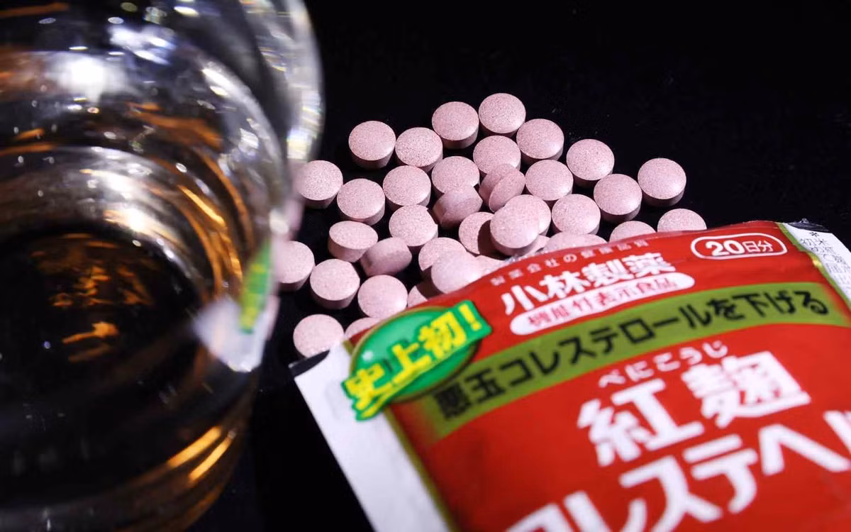 Hãng dược phẩm Kobayashi có trụ sở tại Osaka cho biết gạo men đỏ có thể sản sinh citrinin, một chất chuyển hóa độc hại gây bệnh thận, được phỏng đoán là nguyên nhân khiến 5 người tử vong và hơn 100 người nhập viện. Do đó, Kobayashi đã thu hồi một số loại thực phẩm chức năng chứa gạo men đỏ. Ảnh: asia.nikkei.com.