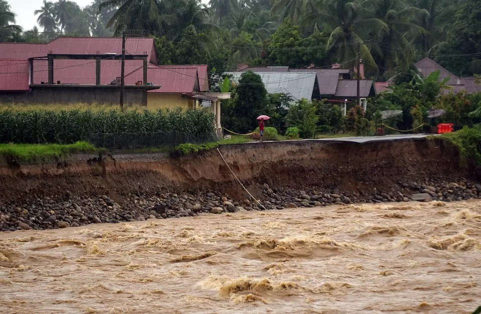 Ở Đông Nam Á, bão Senyar đổ bộ Indonesia cuối tháng 11/2025 kèm theo mưa lớn đã dẫn đến lũ lụt nghiêm trọng làm hơn 910 người chết và nhiều người mất nhà cửa. Cơn bão Senyar cũng ảnh hưởng đến Malaysia và Thái Lan khiến khoảng 200 người thiệt mạng. Ảnh: ANTARA FOTO/Iggoy el Fitra.