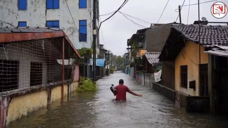 Tại châu Á, cơn bão Ditwah cuối tháng 11/2025 đã khiến Sri Lanka bị ảnh hưởng nặng nề. Các cơ quan chính phủ phải đóng cửa, dịch vụ đường sắt bị đình chỉ. Bão ảnh hưởng 10% dân số ở Sri Lanka, khiến hơn 630 người chết, tàn phá nhà cửa và các cây trồng chủ lực như lúa và trà. Theo ước tính, chi phí để khắc phục hậu quả sau bão có thể lên tới 7 tỷ USD. Ảnh: South News.
