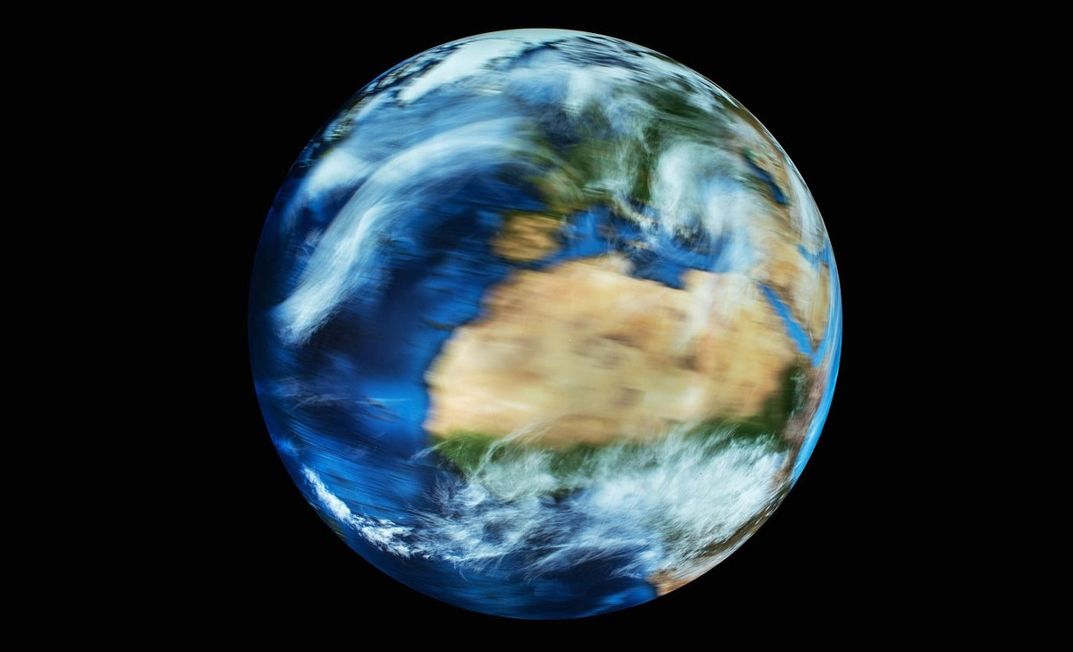 Nghiên cứu của các chuyên gia chỉ ra, thông thường, tốc độ xoay của Trái đất theo thời gian chậm lại do thủy triều xuất phát từ Mặt trăng làm tiêu hao năng lượng quay, khiến độ dài ngày tăng dần. Ảnh: Earth.