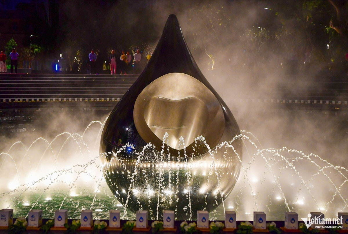 Bao quanh tượng đài là 9 bậc cấp và 360 ngọn nến nước. Trong đêm, 360 ngọn nến cùng gần 1.000 điểm ánh sáng trên quảng trường tạo nên một không gian lung linh, lặng lẽ, như khu rừng ánh nến, tưởng niệm những con người đã không may mắn trong đại dịch Covid-19.