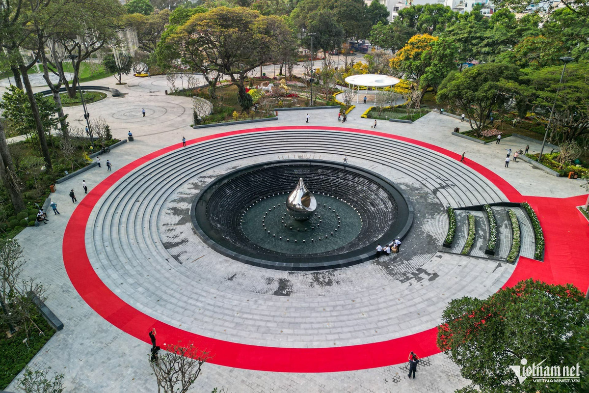 Tại quảng trường trung tâm của công viên- nơi đặt Tượng đài Giọt nước - mặt đất được đào thấp khoảng 4m. Phần đất đào lên được chuyển đổi, bồi đắp thành không gian vườn đồi cạnh quảng trường, thể hiện triết lý cân bằng âm dương, giữ sự hài hòa cho toàn bộ không gian. Tượng đài có chiều cao 6m, chu vi 13m, được chế tác từ inox gương.