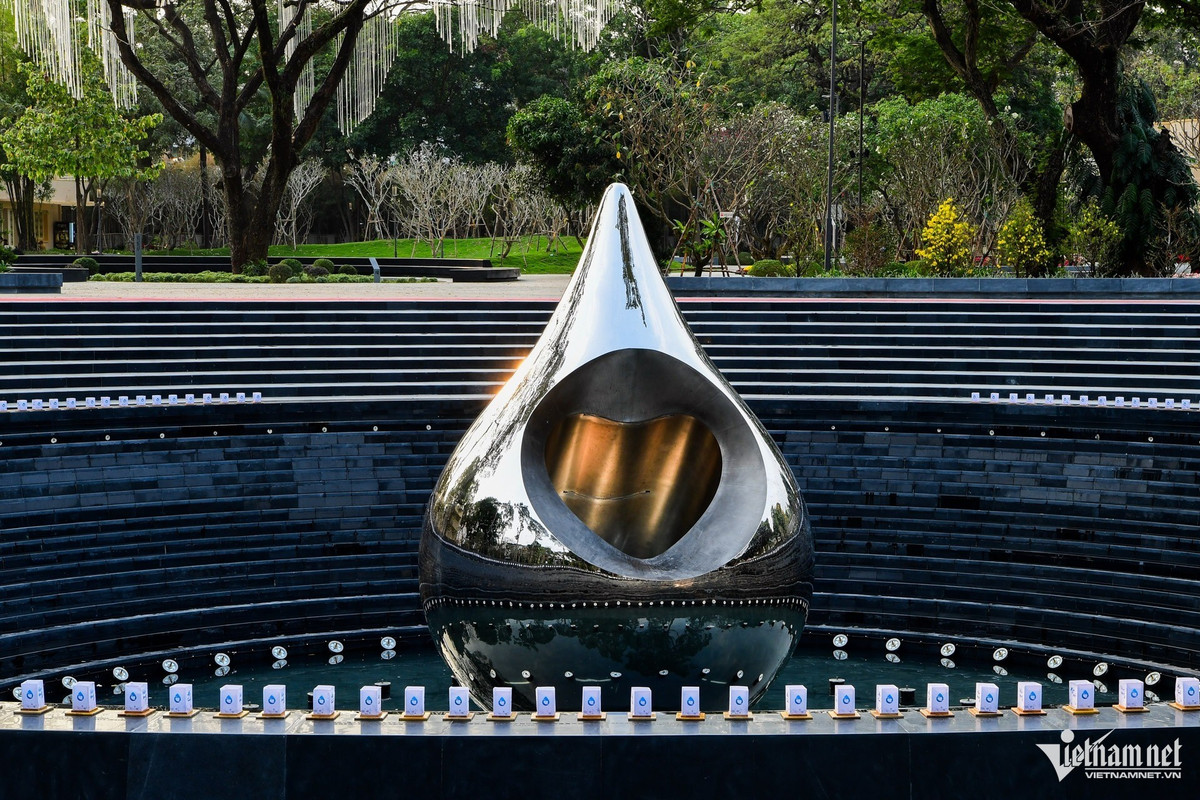 Bên trong giọt nước là hình ảnh một trái tim, biểu tượng của sự tri ân, tình yêu thương. Chất liệu inox gương phản chiếu hình ảnh người đứng quanh, gửi gắm thông điệp “nỗi đau không thuộc về riêng ai, mà là ký ức chung được sẻ chia bởi cả cộng đồng, trong yêu thương, đùm bọc”.