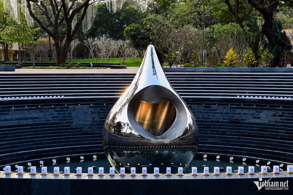 Bên trong giọt nước là hình ảnh một trái tim, biểu tượng của sự tri ân, tình yêu thương. Chất liệu inox gương phản chiếu hình ảnh người đứng quanh, gửi gắm thông điệp “nỗi đau không thuộc về riêng ai, mà là ký ức chung được sẻ chia bởi cả cộng đồng, trong yêu thương, đùm bọc”.