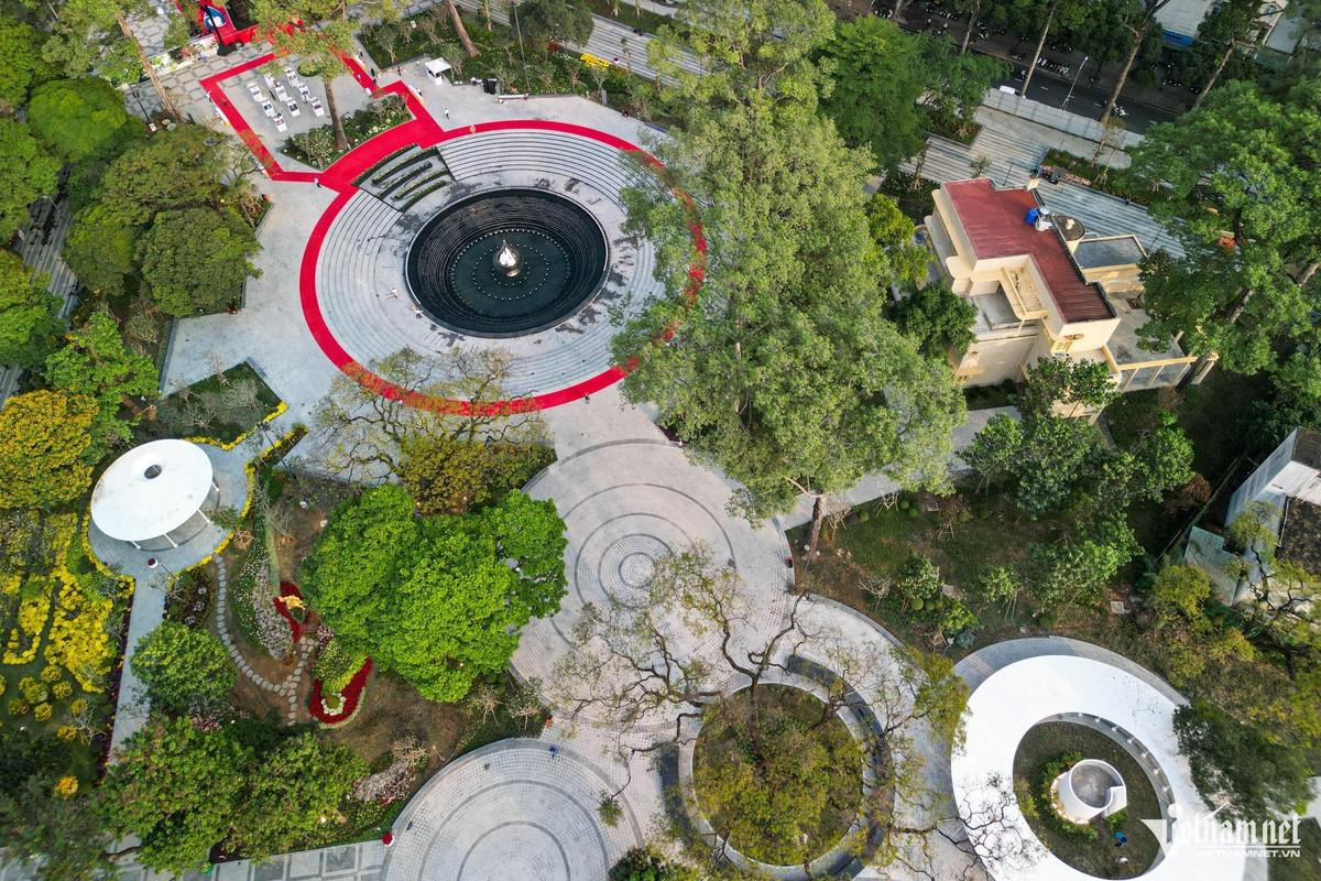 Tối 12/2, TPHCM đã chính thức khánh thành Công viên số 1 Lý Thái Tổ (phường Vườn Lài) với tổng mức đầu tư hơn 263 tỷ đồng. Công trình được triển khai theo chủ trương của Thành ủy và UBND TPHCM về “chuyển đổi đất trống thành công viên công cộng”, hoàn thành trước thềm Xuân Bính Ngọ.