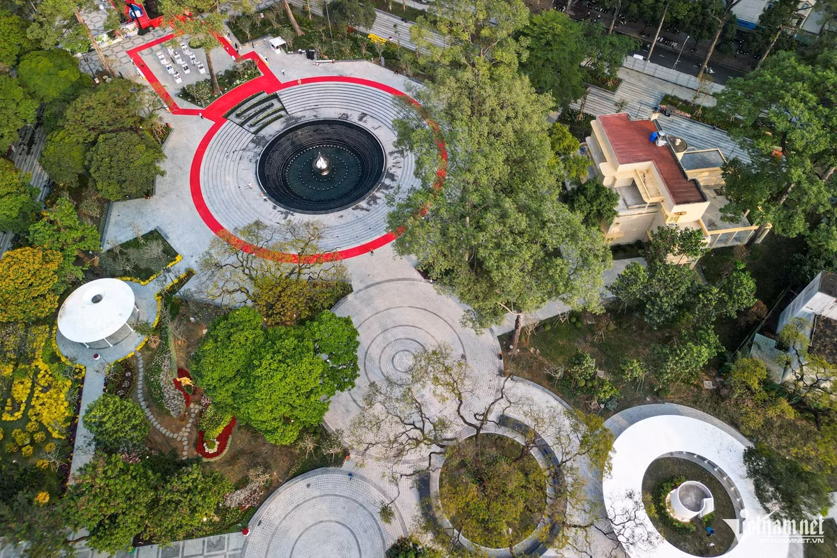 Tối 12/2, TPHCM đã chính thức khánh thành Công viên số 1 Lý Thái Tổ (phường Vườn Lài) với tổng mức đầu tư hơn 263 tỷ đồng. Công trình được triển khai theo chủ trương của Thành ủy và UBND TPHCM về “chuyển đổi đất trống thành công viên công cộng”, hoàn thành trước thềm Xuân Bính Ngọ.