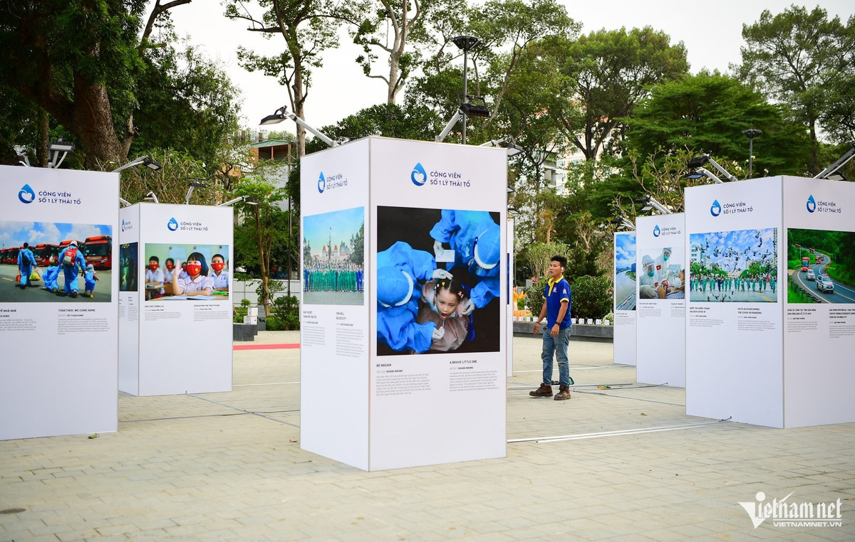 Phát biểu tại buổi lễ, ông Nguyễn Văn Được đã nhắc lại những hy sinh, mất mát bằng những giây phút lắng đọng tưởng nhớ đồng bào và chiến sĩ đã ra đi trong đại dịch Covid-19. “Sự hy sinh ấy đã hóa thành tượng đài không phải dựng bằng đá, mà dựng bằng lòng biết ơn của hàng triệu người dân thành phố”, ông nói.